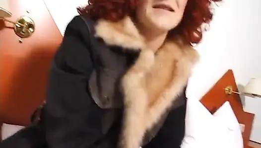 Remaja berambut merah keriting dikobel dalam aksi pov