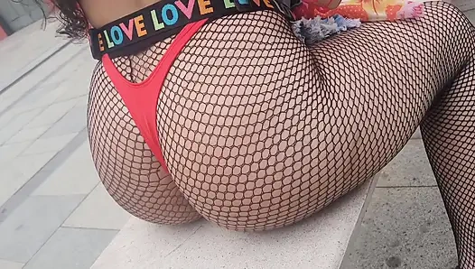 Brezilya sokak karnavalında gösteriş yapan çekici kız