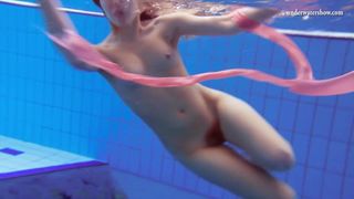 Katka matrosova独自在游泳池里裸泳