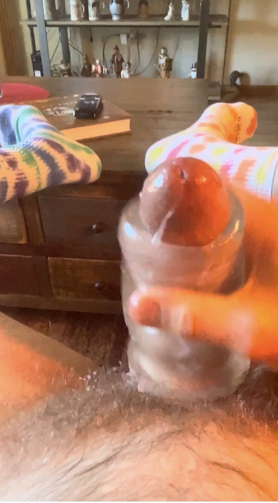 ペニススリーブを使ってペニスを搾乳している