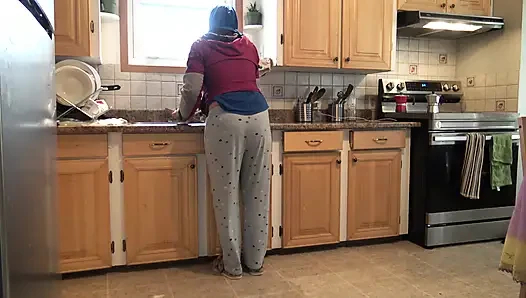 Aku ngentot pembantuku yang tukang bersih-bersih 4 kali per hari di dapur