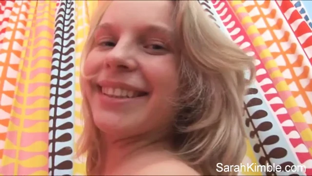 Sarah Kimble показывает свою киску крупным планом и трахает пальцами тинку в видео от первого лица