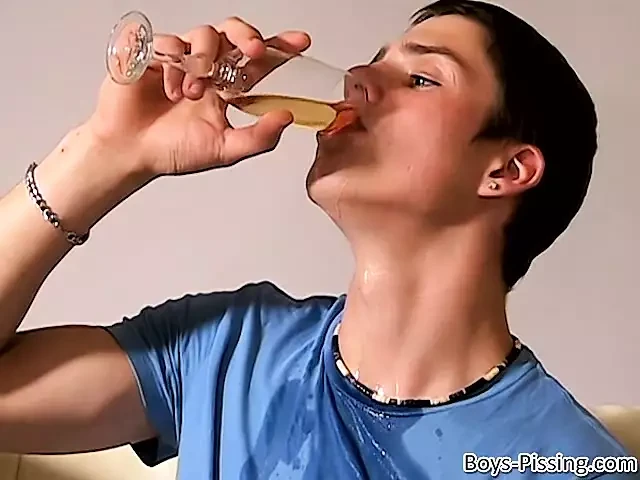 Twinks Roma Artur and Archi drinks piss before raw fucking