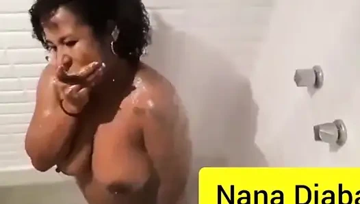 Wanita semok lagi asik mandi