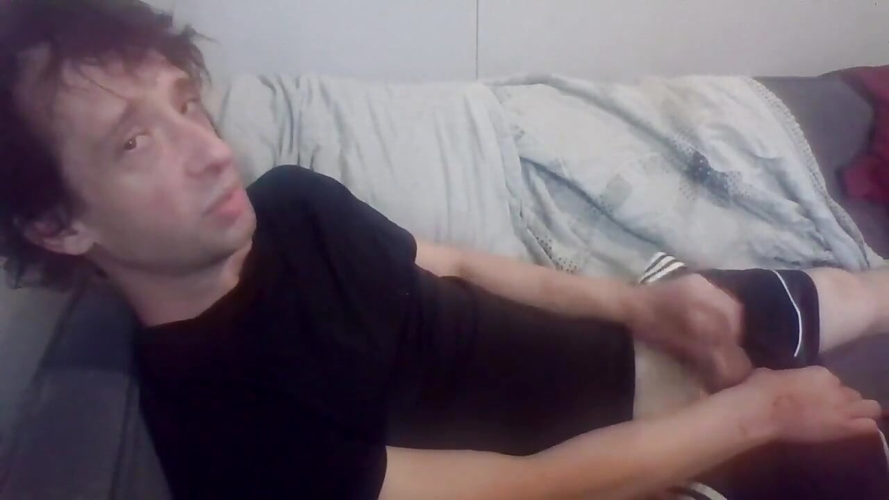 Kys mig og stryg din pik, mens jeg oversvømmer din fisse, mens jeg stirrer på dit lækre røvhul