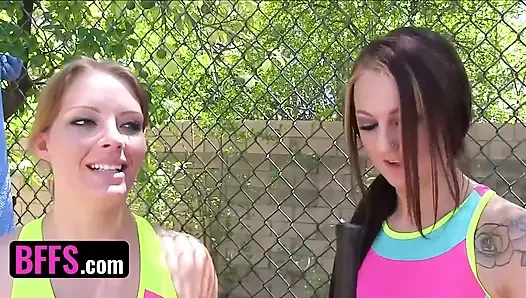 İki erkek arkadaş - azgın tenis koçu öğrencilerinin mini eteklerini kaldırıyor ve ıslak amcıklarını sahada sikiyor