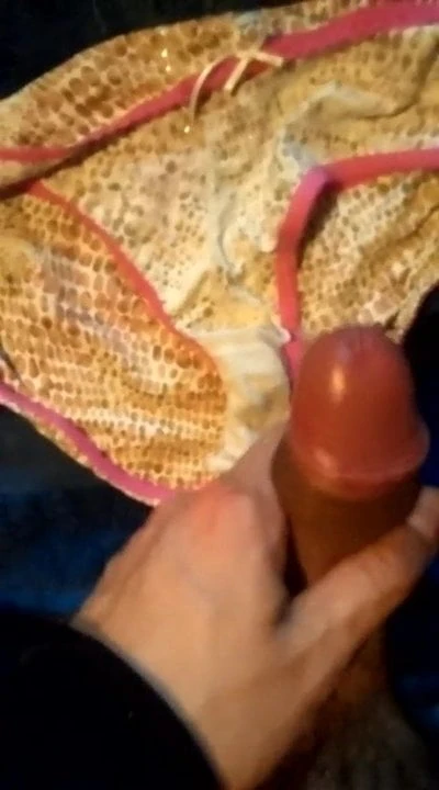 Cumshot en los calzones de mi novia
