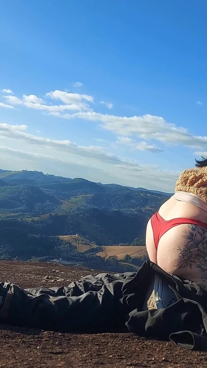 Moment émotionnel de « Le guide touristique baise le gros cul d’une femme mariée sur le pic de la montagne »