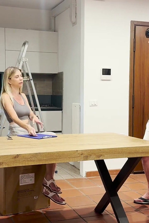 A madrasta e médica escrupulosa aproveita o pedido do enteado por um atestado médico para fazer uma visita íntima