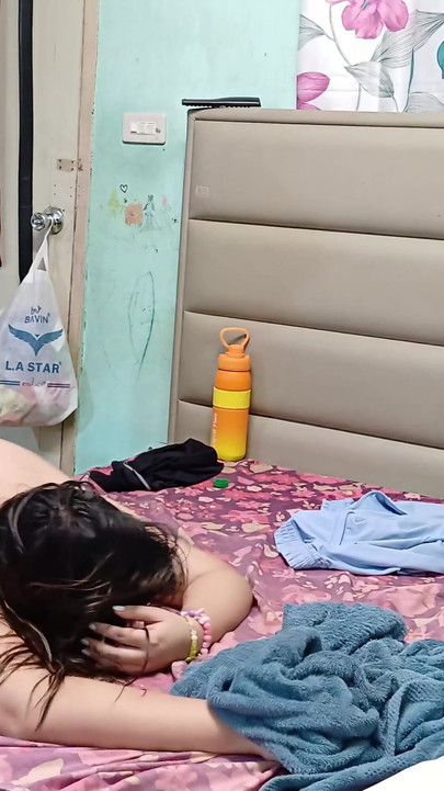 집에서 동료와 섹스, 남편이 자리를 비우고 있는 동안 | 클립 1