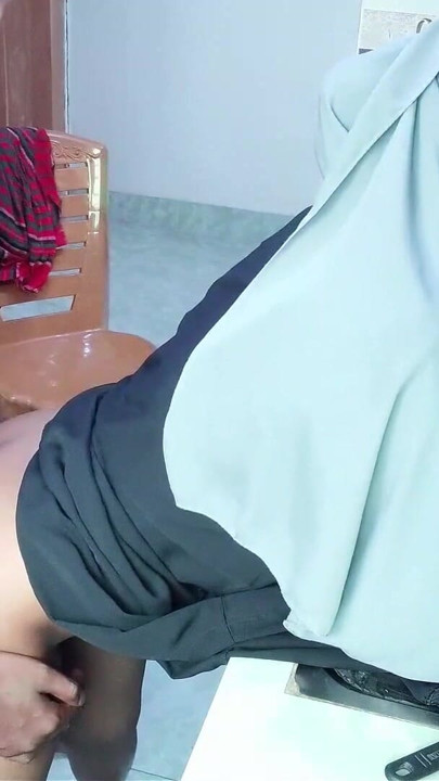 Please don't cum inside my pussy I don't want to be pregnant right now Desi Hijabi xxx | Clip 1