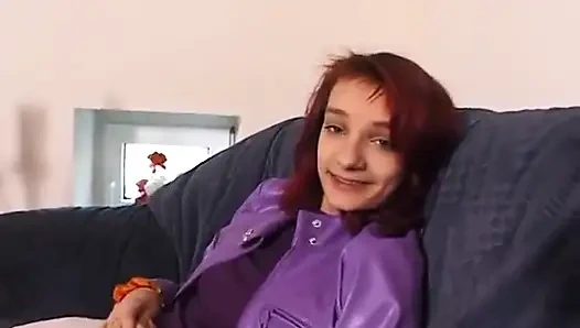 Küçük memeli kızıl saçlı genç kız oyuncu seçmelerinde harika bir sakso çekiyor