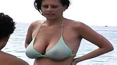 Mamă sexy cu țâțe naturale mari pe plajă