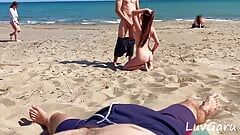 त्वरित चुदाई के लिए सार्वजनिक समुद्र तट पर बेतरतीब अजनबी को उठाया - हॉटवाइफ पकड़ी गई