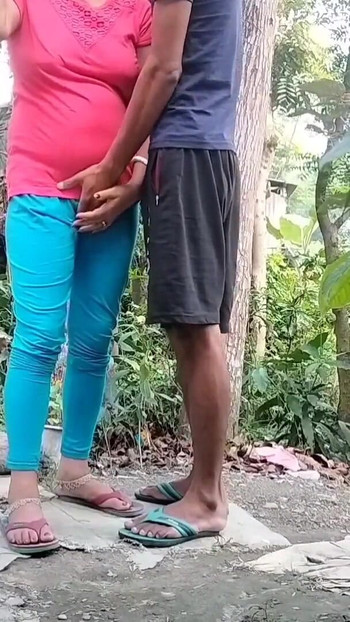 Ključni trenutak iz "Seoska djevojka seksa sa svojim dečkom u crvenom T-bartu na otvorenom (službeni video Villagesex91)"
