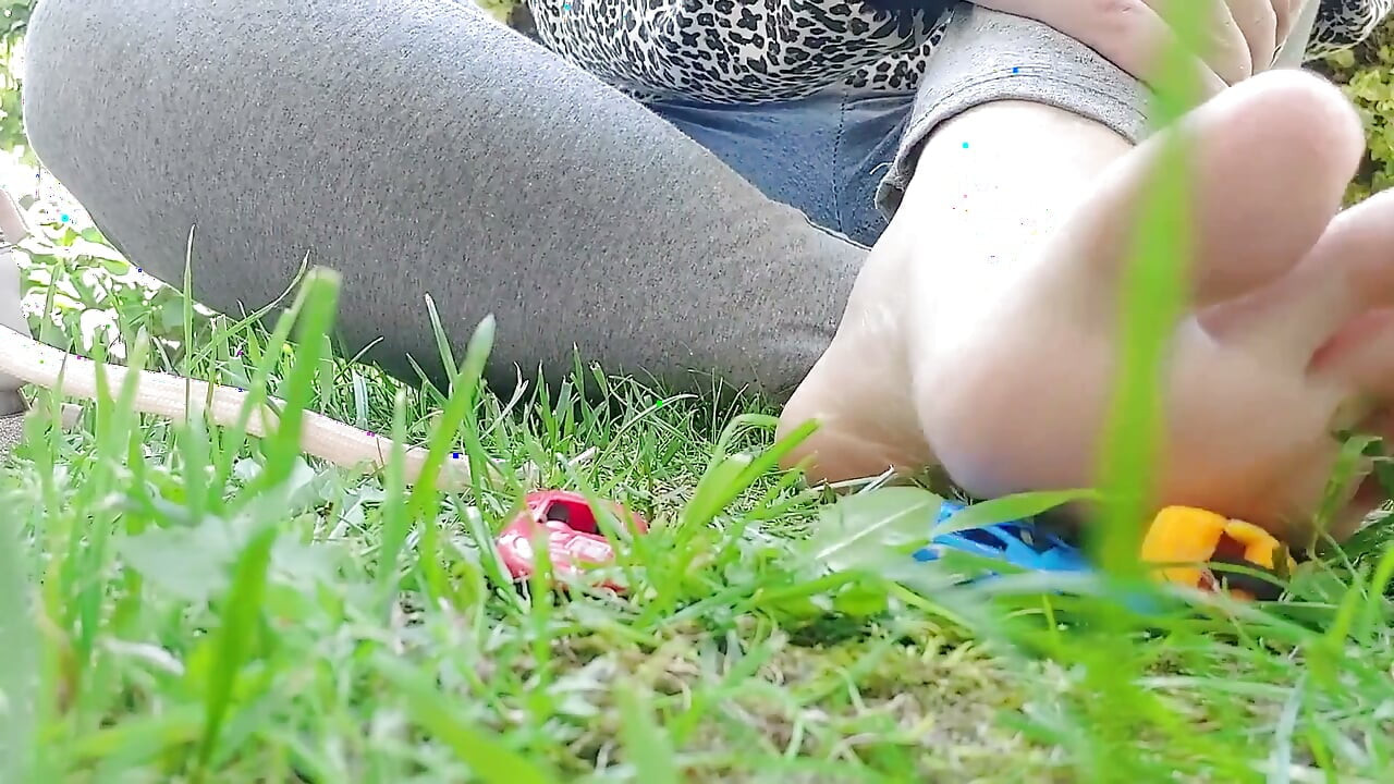 Giantess sa velikim znojnim stopalima gazi igračke autiće i sve ih razbija