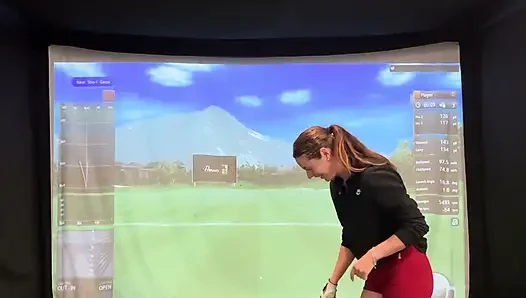 Benim lush ile bir simülatörde golf yapmaya çalışıyorum! Ben sallanırken boşalmamaya çalışıyorum!
