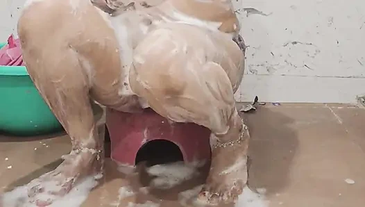 Priya bhabi ateşli banyo yapıyor