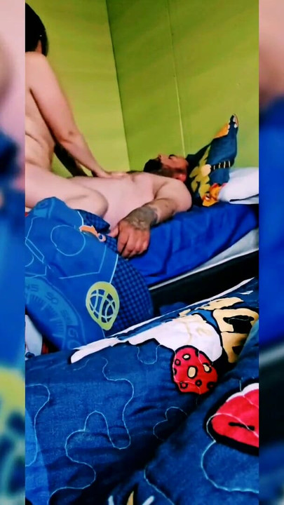 꼭 봐야 할 순간 "이웃이 그녀의 하드코어 섹스를 위해 들어왔어."