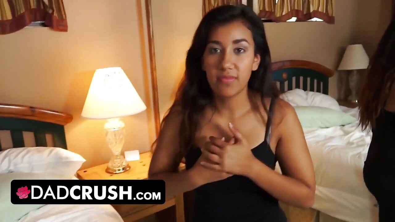 Sexy teenagerka přistižena nevlastního otce při honění a nabízí svou kundičku, aby mu pomohla stříkat