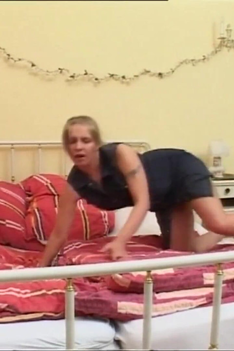 Duas jovens putas amadoras fodidas e gozadas na boca por um pau grande