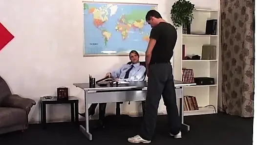 Die freche polizistin MILf schluckt sperma nach intensivem büro-hämmern