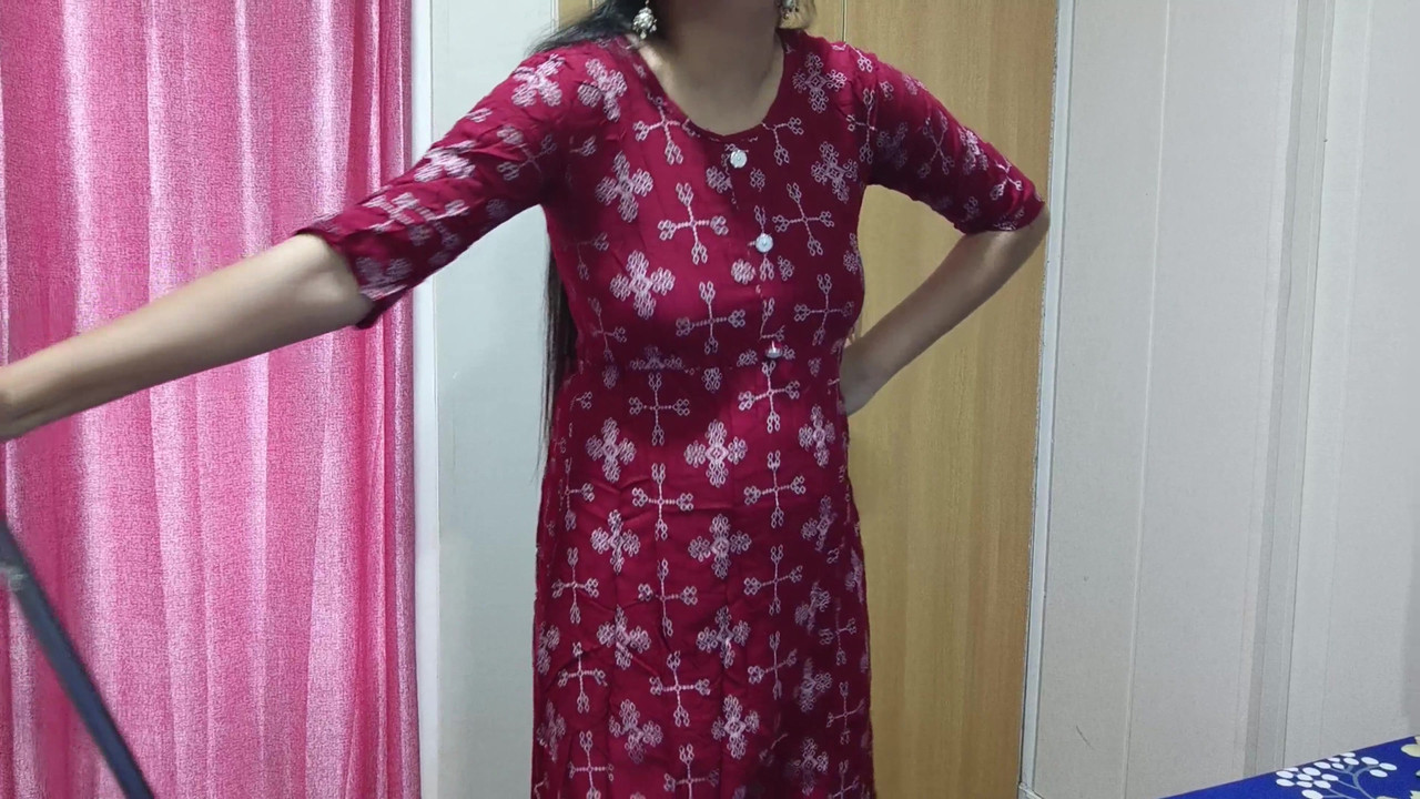 印度德西萨利享受来自她美丽的jija sali无尘室sali的重口味性爱，用印地语说话勾引她的jija