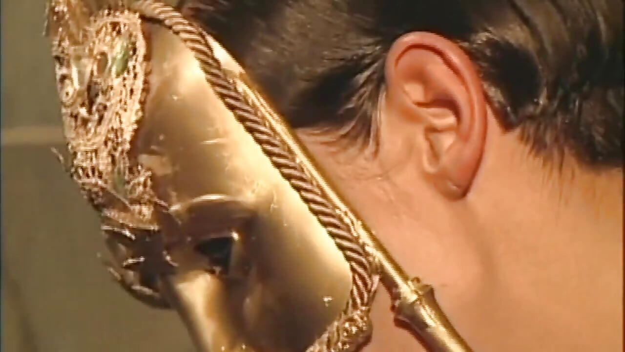 Đằng Sau Mặt Nạ Là Một MILF (má Mì Quyến Rũ) Đĩ Và 2 Người Đàn Ông Sừng Sỏ