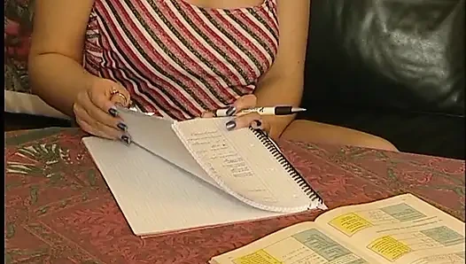 Sie schlackt in ihrem studium, und sie muss die bestrafung ertragen