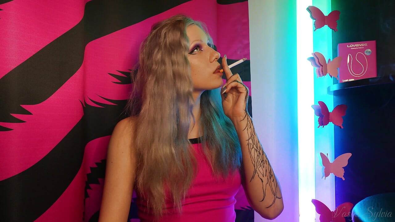 Sexy Teen Smoking a Cigarette and Shaking Her Tits!