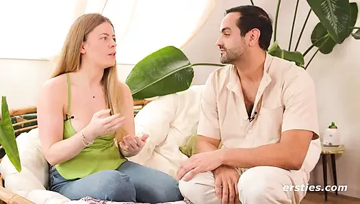Ersties - Samantha gus tarafından yağlanıyor ve masaj yapıyor (bölüm 1 /2)