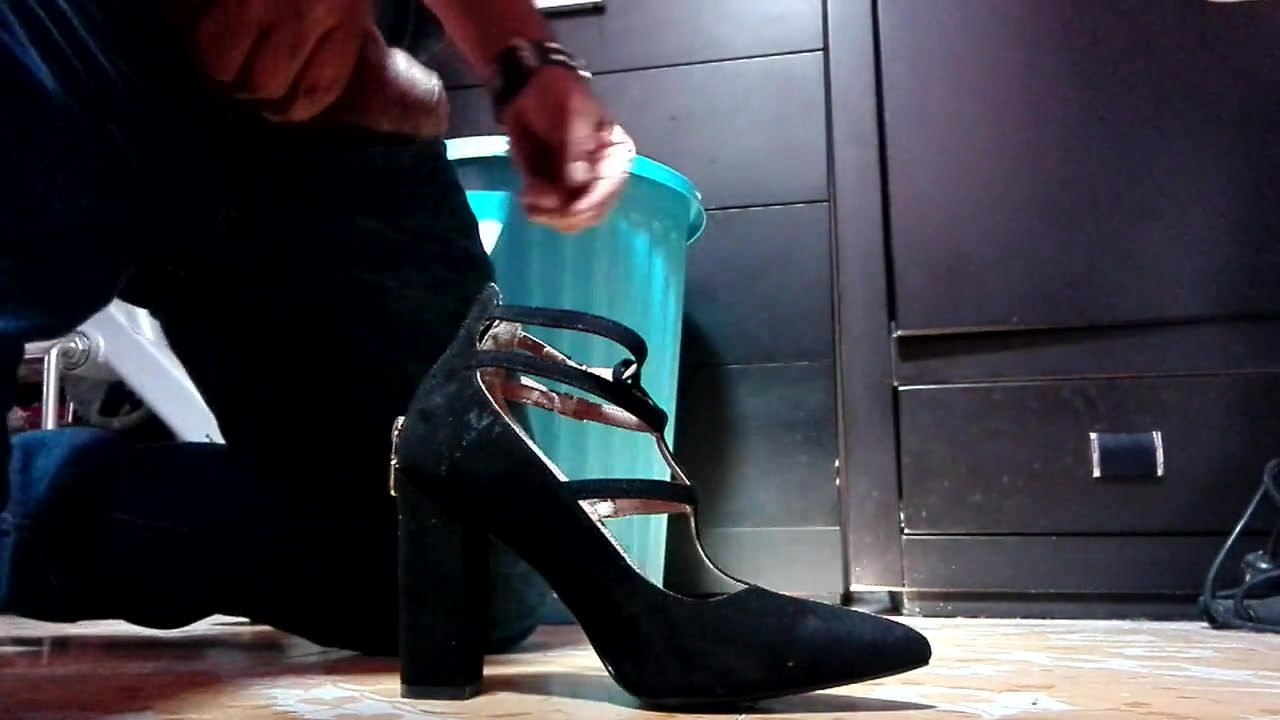 Semen en tacones de vale
