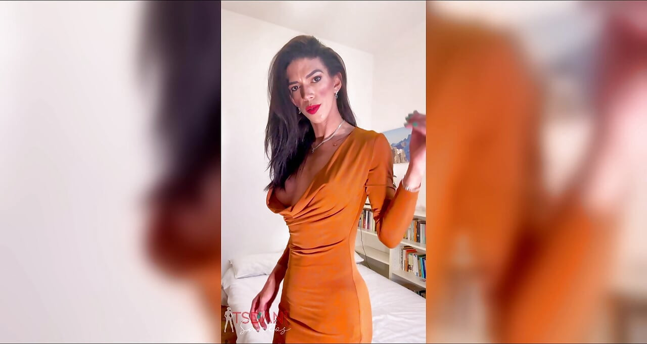 Daniela Santos membuat video sensual dan sangat menikmati Italia.