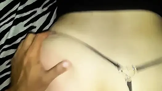 Sie steckte es in den Arsch der reifen blonden Milf, die auf meinem Schwanz kam