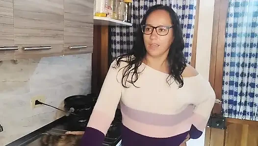 Üvey anne üvey kızının erkek arkadaşı tarafından mutfakta sikiliyor