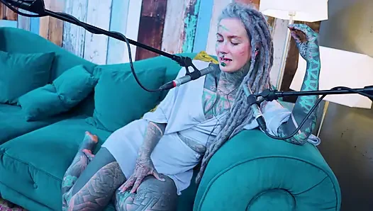 Я говорю о G - Grattitude - подкаст ASMR говорящая готесса, худенькая девушка дредки татуированная модель, татуированная девушка