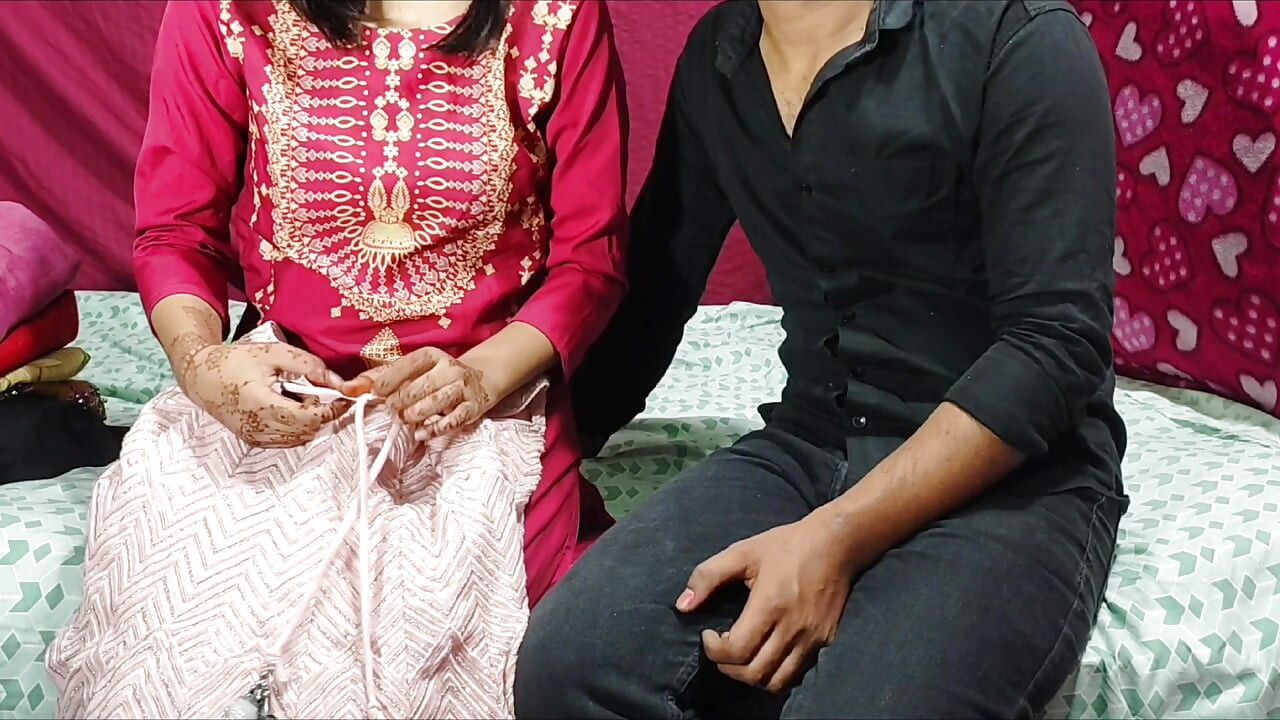 Une femme mariée trompe son mari et son copain dans une auberge indienne