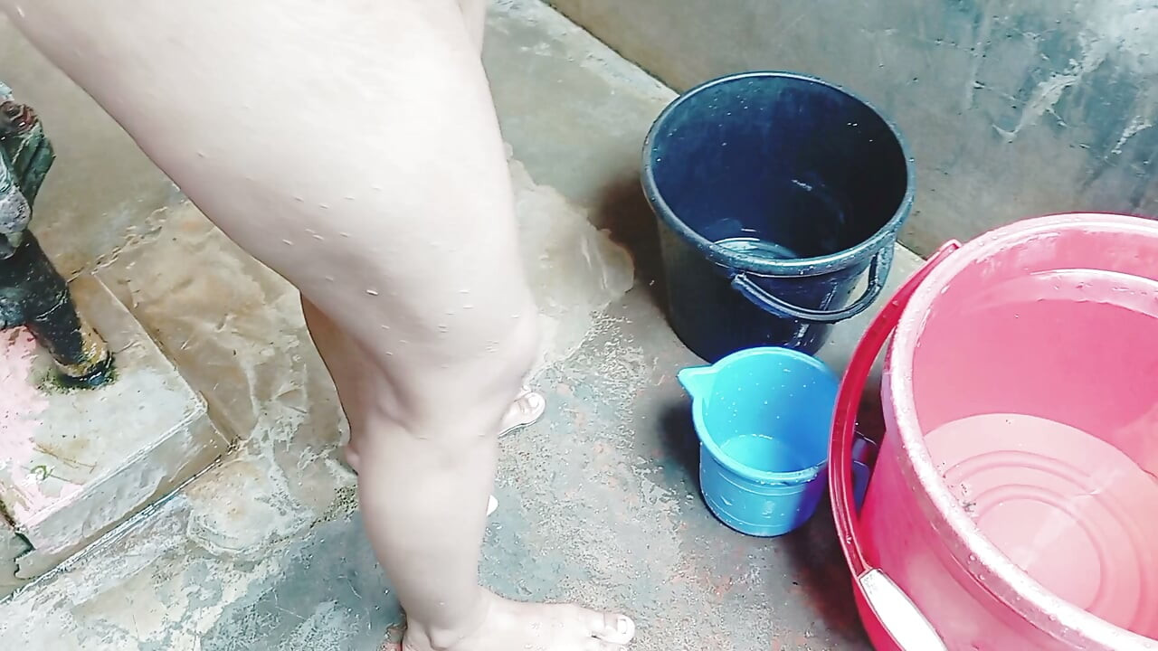 Bhabhi hot mandi di rumah dan memperlihatkan seluruh tubuhnya