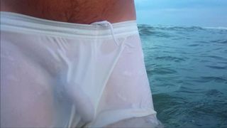 Ver a través de pantalones cortos en la playa 2