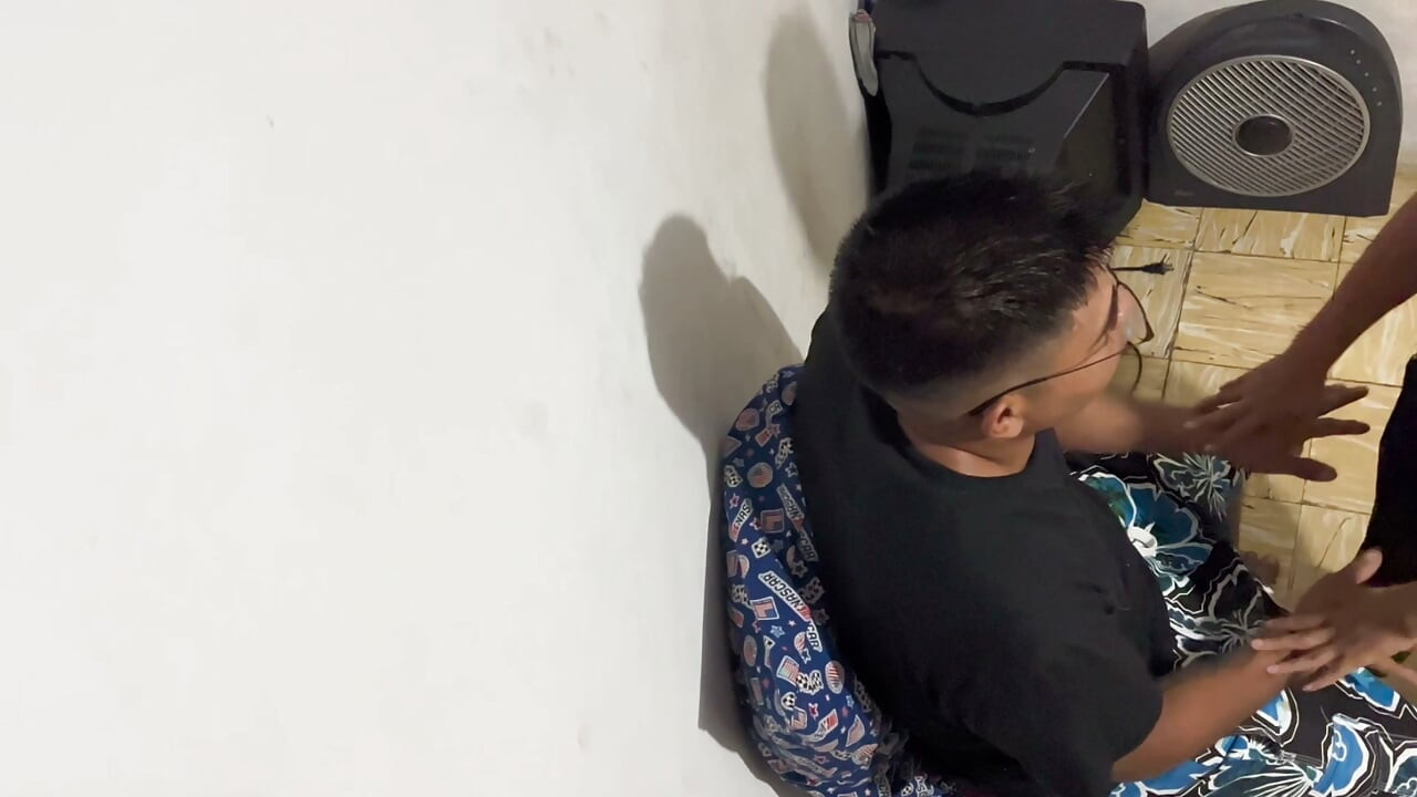 Recording ! He performs oral sex on his stepson Until he squeezes everything