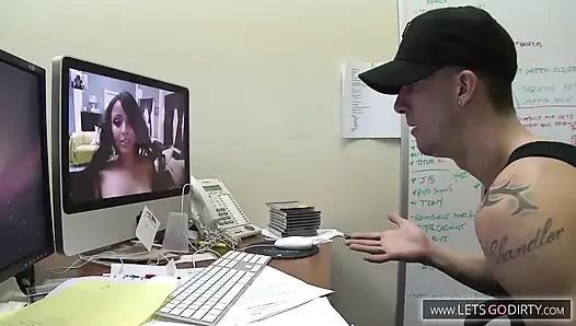 Красивая черная киска пробует белый хуй в первый раз