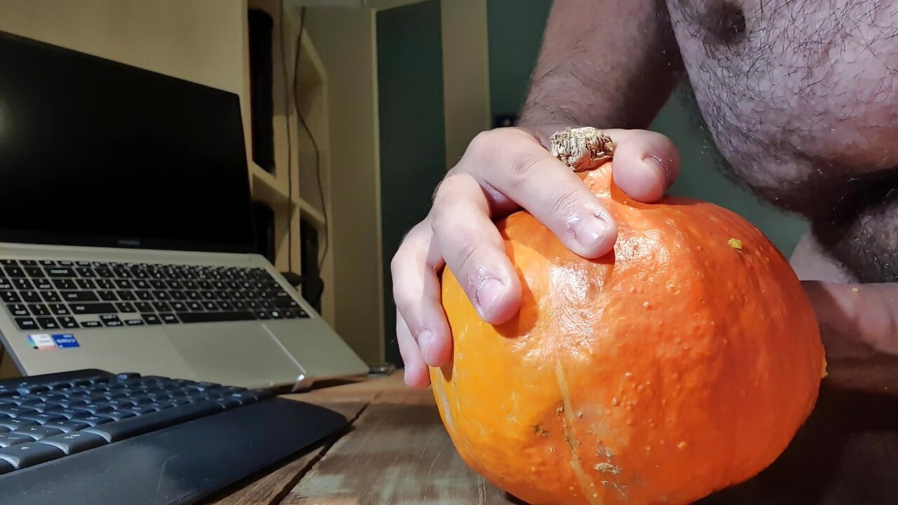 Akşam yemeğinde sikimle bir kabağı sikiyorum