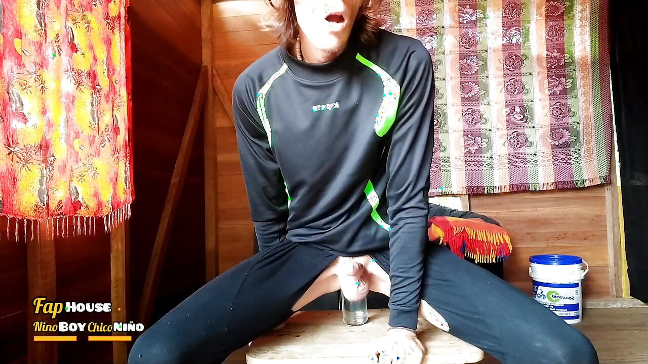Mršavi mladi gay muškarac je napaljen.