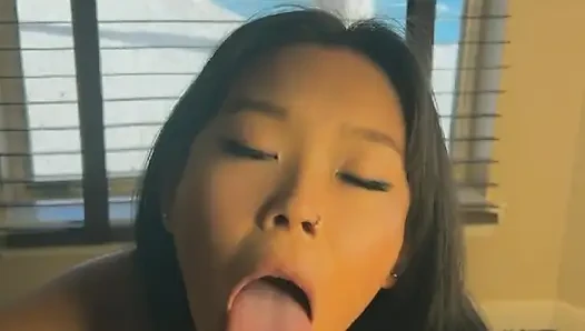 Sexy asiatisches mädchen gibt handjob und blowjob, riesiges abspritzen