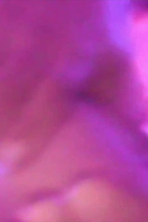 Mlada djevojka koristi noge da se igra s dildom dok drka