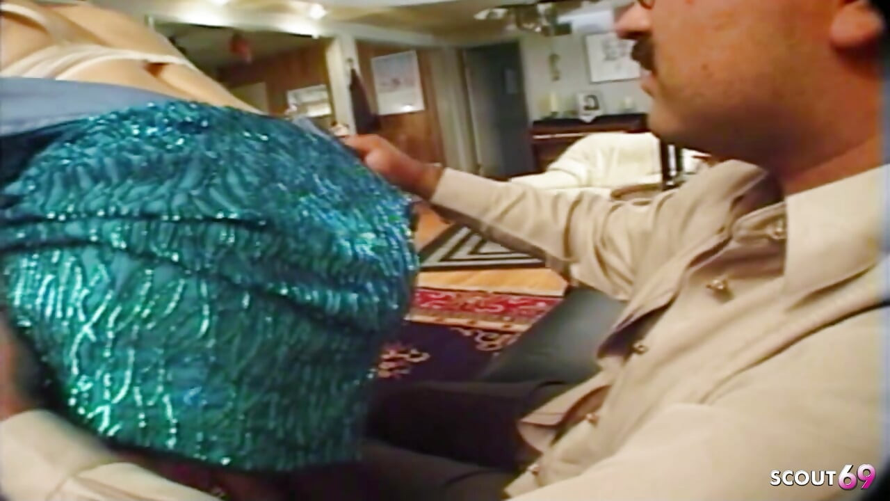 Извращенная пара нанимает шмеля в первый раз для тройничка