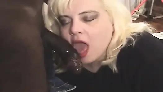 Reife brünette MILf nimmt hardcore mit zwei großen schwänzen