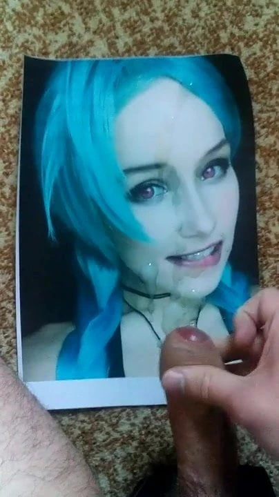 Sborrata in omaggio a jinx cosplay