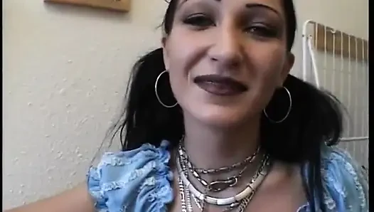 Sevimli kızdan vücudunu göstermesi isteniyor ve uyum gösteriyor