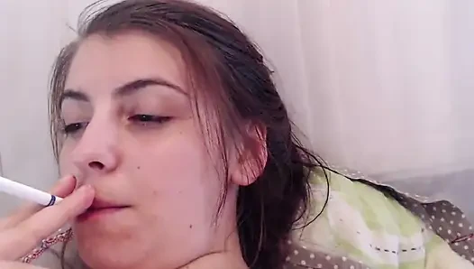Cewek toket lagi asik mainin memeknya